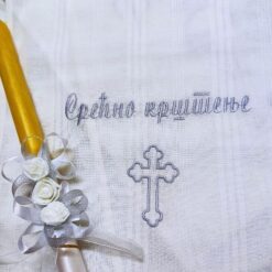 sveca i platno za krstenje sa tri bele ružice i srebrnom dekorativnom trakom