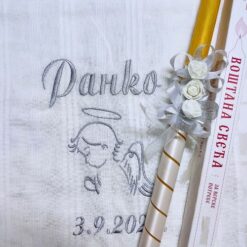 sveca i platno za krstenje sa tri bele ružice i srebrnom dekorativnom trakom