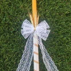 Ukrašena sveća za krštenje sa belom čipkom i klasjem žita