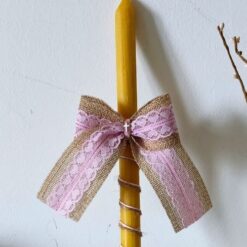 Dekorisana sveća sa jutom i roze čipkom