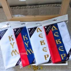 Lenta od satena u bojama srpske zastave sa vezom Dever i grbom Srbije - samoopusteno.rs (1)