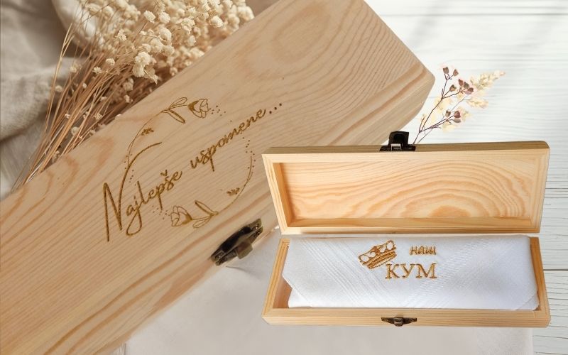 Darivanje kumova za krštenje - maramica sa vezom