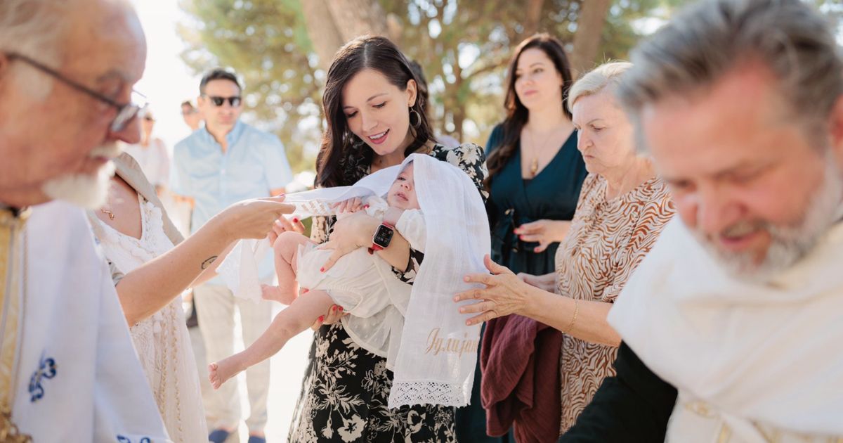 Krštenje u krugu porodice i kumova