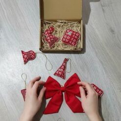 Rukom radjeni ukrasi za jelku od platna i filca